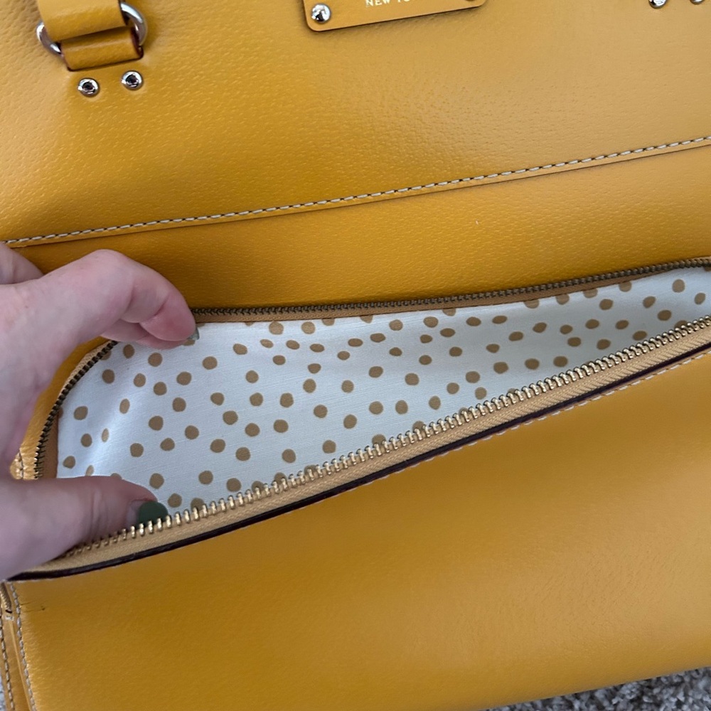 Kate Spade Wellesley saffiano
Leather satchelel